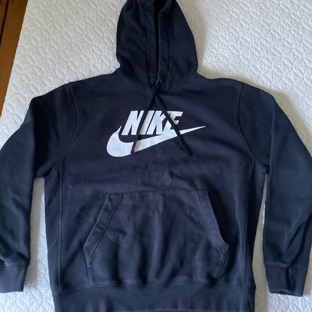 Nike black hoodie men’s medium in good used condition.